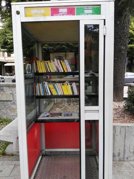 Cabina del telefono ad uso libreria