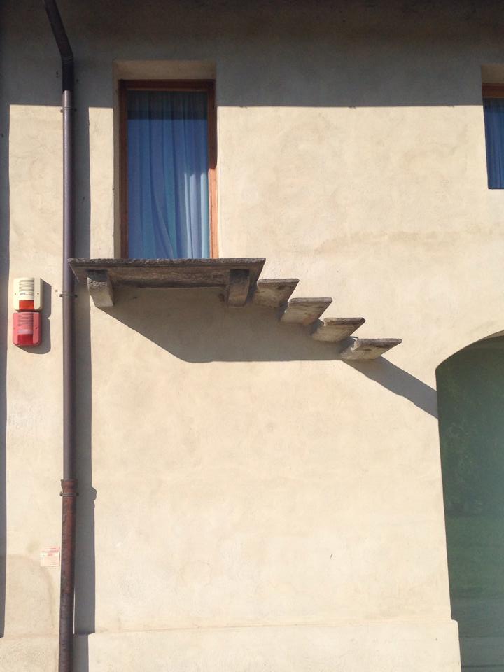 Strana uscita di sicurezza